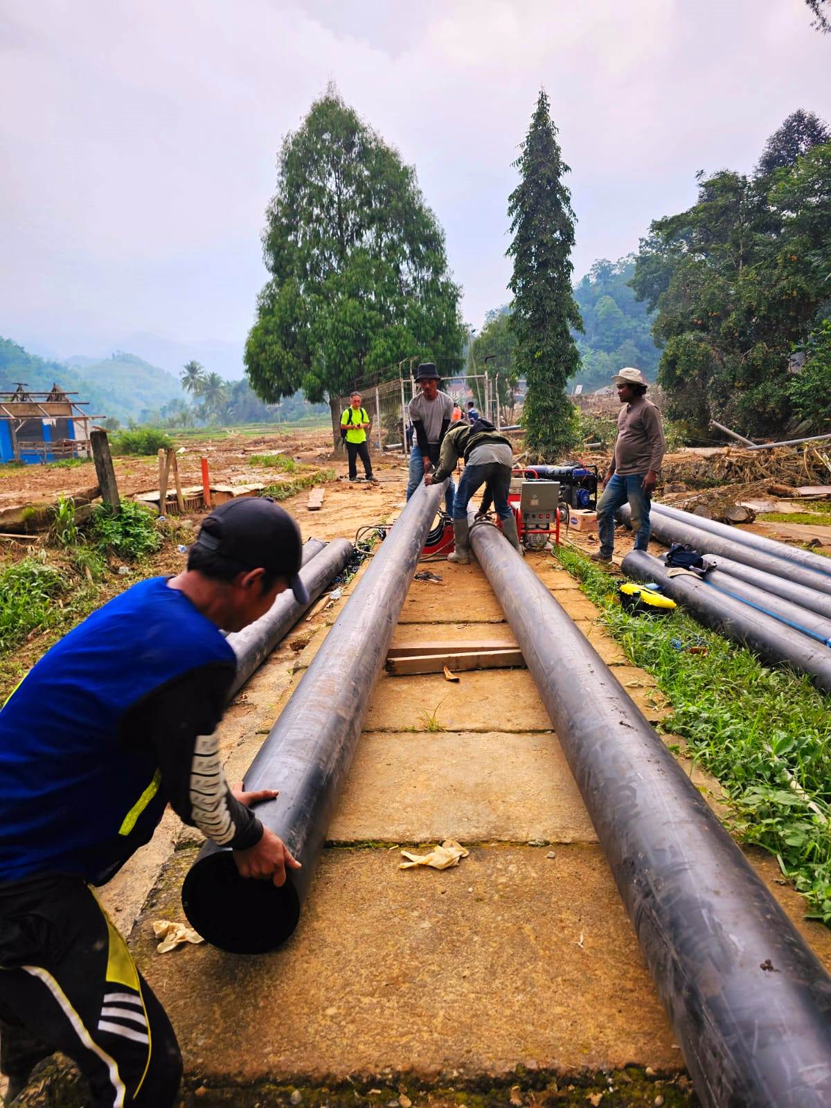 Kolaborasi Pemkab Subang , PDAM dan Aqua Alirkan Air Bersih ke Warga Terdampak Longsor