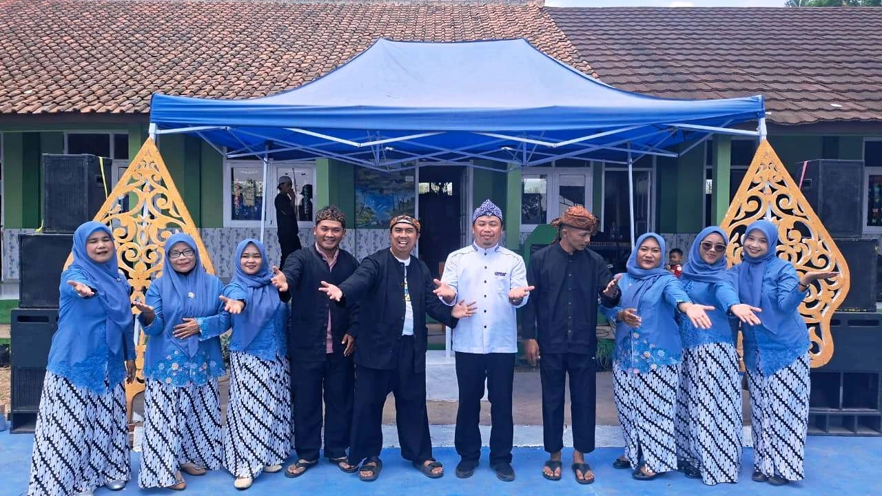 45 Tahun Beralaskan Tanah, Lapang EduLife SDN Karangbagja Kini Dicor