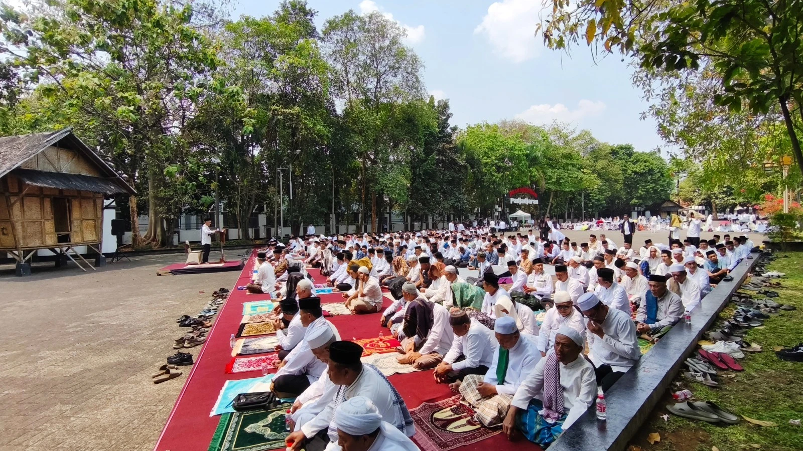 Kekeringan Melanda Purwakarta, Ribuan Warga Gelar Salat Istisqa di Tengah Suhu 38 Derajat