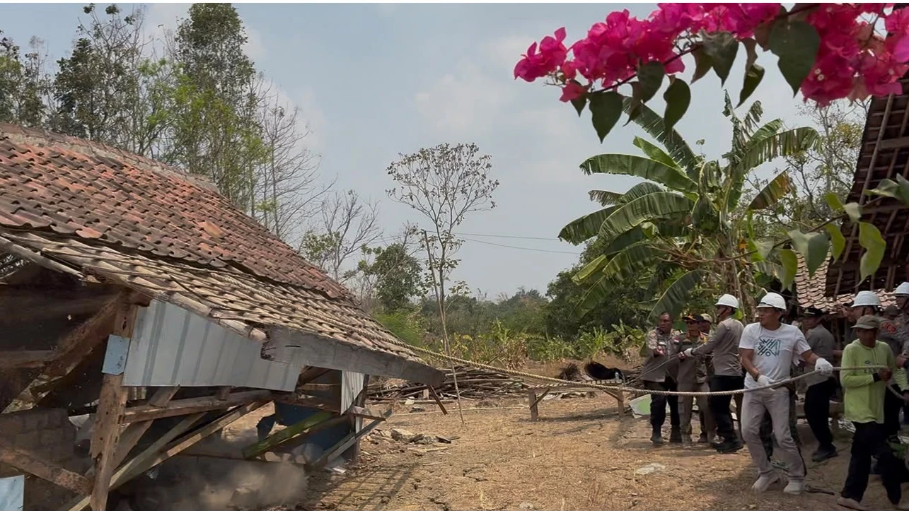 Polres Subang Bedah Rumah Mak Datem di Cibogo