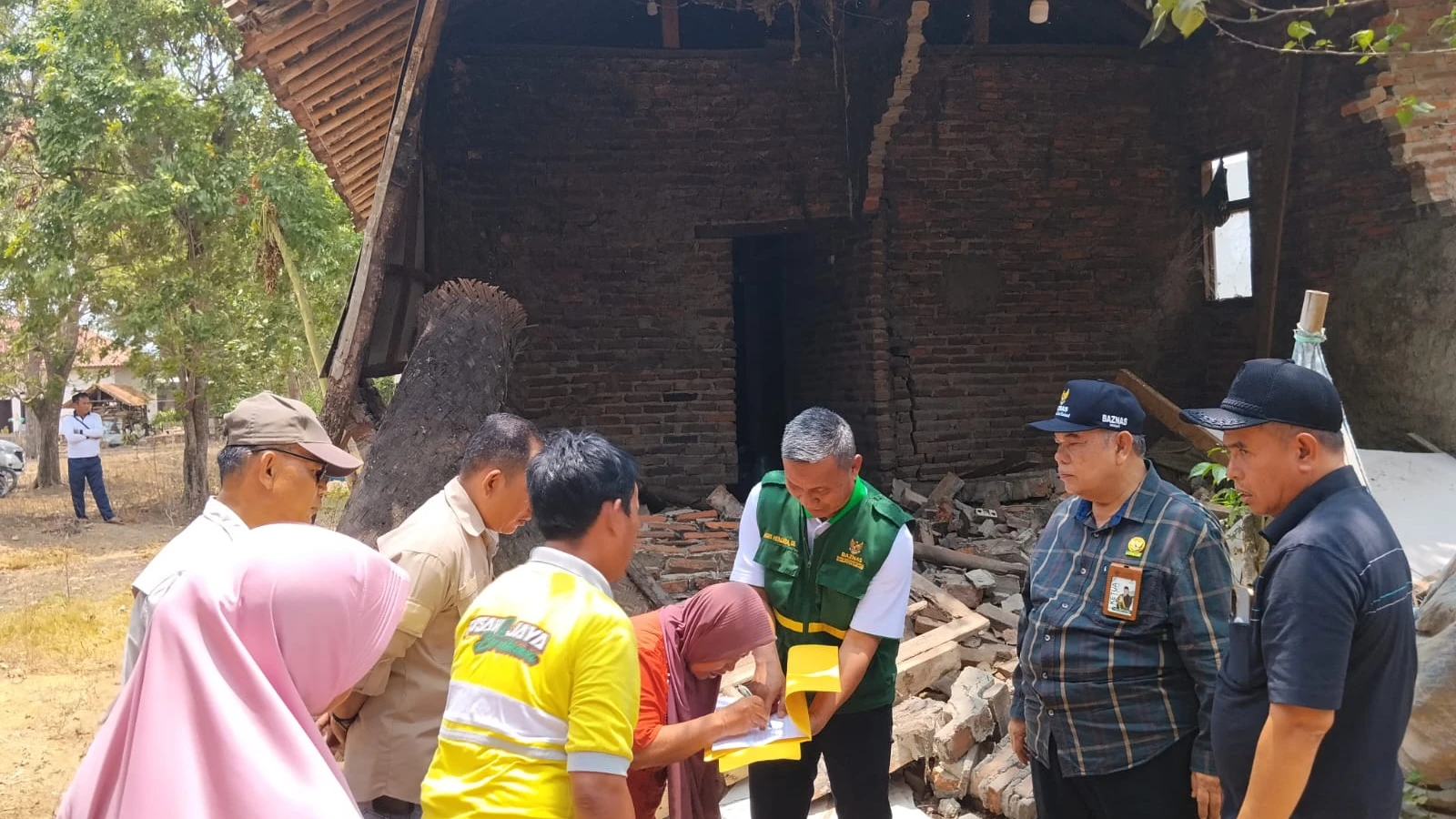 Hidup Sebatang Kara di Rumah Tak Layak Huni, Mak Turci Terima Bantuan Rutilahu BAZNAS Subang